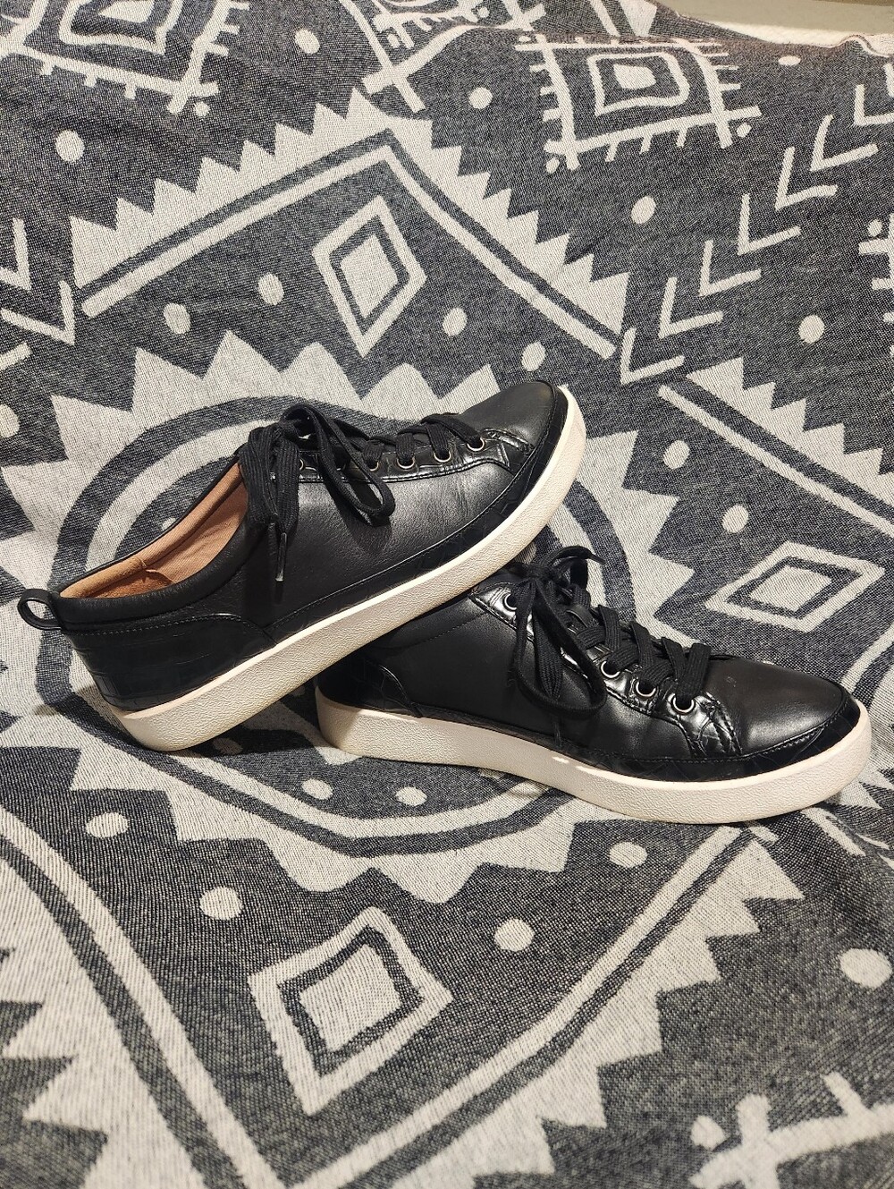 Excellent Condition! Vionic Winny Sneakers Shoes Women's Sz US 9.5 Black Leather